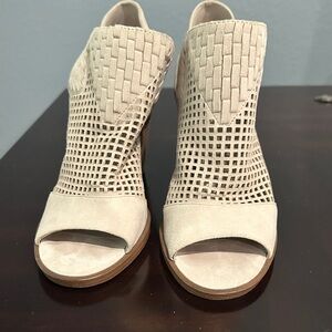 Elegant Cream Peep-Toe Women's Shoes